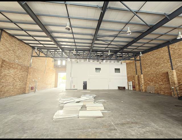 866M² WAREHOUSE TO LET IN NORTH RIDING